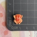 Vue détaillée d'un poulet rôti miniature de 1,5 cm en résine pour accessoires de bricolage - Poulet rôti entier