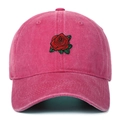 Detalle del bordado de rosa roja en una gorra de béisbol de algodón lavado vintage rosa - Rosa Roja
