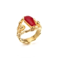 Anillo calavera punk dorado con gema roja en forma de ataúd sobre fondo blanco - US 6 / Oro Rojo