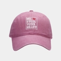 Détail de la casquette en coton délavé rose avec imprimé MR. STEAL YOUR HEART et cœur - Réglable / Rose