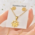 Dettaglio del set di gioielli in acciaio inossidabile dorato con collana e orecchini a stella - TT-041 Ottagramma Cavo / Oro