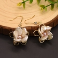 Boucles d'oreilles fleuries avec perles naturelles et crochets en argent 925 sur bois - Crochet Fleur 3D (Nacre/Perle Rose)