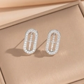 Pendientes ovalados de plata con circonitas cúbicas transparentes en caja de regalo - Pendientes de Botón Plateados (303)