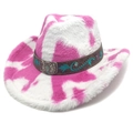 Détail d'un chapeau de cowboy rose à motif vache avec bande en cuir et boucle papillon argent - Sommet en Coeur / Rose rouge