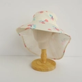 Dettaglio cappello sole per bambini con stampa ciliegia e protezione per il collo - 54cm (3-8 anni) / Giallo