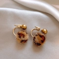 Nahaufnahme der Vintage-Goldstecker mit braunen Perlen und Leoparden-Samt-Pompons - Silberner Ohrstecker-Gold-Kaffee