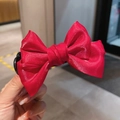 Elegante pinza de pelo con lazo de satén rojo y textura de seda brillante para moños - Burdeos