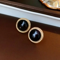 Vue détaillée de boucles d'oreilles vintage noires avec bordures dorées torsadées - 20# Clous Ronds Texture Torsadée Noire