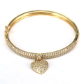 Detailansicht des goldenen Herz-Armbands mit funkelndem Micro-Zirkonia-Besatz - Gold