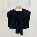 Scialle in maglia nera minimalista con design a nodo su una gruccia in legno - Nero