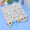 Silikonbuchstabenform zum Backen und Basteln mit pastellfarbenen 3D-Buchstaben abgebildet - Alphabet