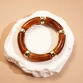 Détails des segments en acrylique ambré et perles dorées sur bracelet géométrique - Forme de Nœud de Bambou / Café Foncé