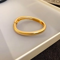 Vue détaillée d'un bracelet doré avec une finition miroir polie et ouverture à charnière - Style de Surface Lisse Dorée (3#)
