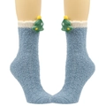 Detail von blauen Plüschsocken mit 3D-Weihnachtsbaum-Verzierung und weißem Pelzrand - Weihnachtsbaum / Blau