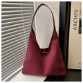 Bolso tote vintage burdeos con textura de gamuza en un entorno de habitación elegante - Rojo
