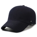 Marineblaue Baumwoll-Baseballkappe mit gebogenem Schirm und Metall-Logo-Plakette - Verstellbar / Marineblau