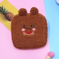 Dettaglio della pochette in peluche marrone con ricamo orso e trama in pile teddy - Marrone