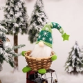 Weihnachtswichtel Korb mit grüner Schneeflockenmütze auf rotem Oldtimer-Rahmen - C-G158 Grüne Puppe Süßigkeitenkorb / Grün