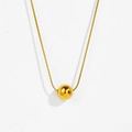 Collar minimalista de acero de titanio dorado con cuentas sobre fondo blanco nítido - Collar / Dorado