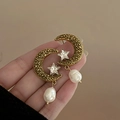 Pendientes vintage de luna dorada con estrella de cristal y perla barroca fondo beige - Dorado (Pasador de pendientes de plata de ley 925)