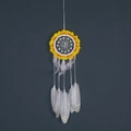 Handgefertigter Sonnenblumen Traumfänger mit weißen Federn und silbernen Glitzereffekten - MS4026C Modell / Sonnenblume (Gelb/Weiß/Silber)