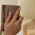 Minimalistische stapelbare Wellenringe in Gold und Silber am Modell getragen - Gold / Einstellbar Offen
