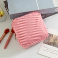 Trousse à maquillage en seersucker à rayures rouges et blanches avec fermeture - Rouge