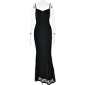 Elegante abito lungo in pizzo nero con schiena scoperta e spalline sottili su bianco - S / Nero