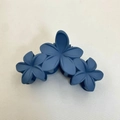 Pinza para el pelo con diseño de tres flores de frangipani en color azul mate suave - Flor De Frangipani Unida Azul/escarchada [aprox. 11 Cm]