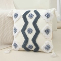 Fodera per cuscino boho crema con nappe blu e frange su un accogliente divano beige - Stile 7 (Senza Imbottitura)