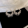 Dettaglio degli orecchini a cerchio in argento con zirconi e design a punte su fondo nero - 5# Cerchio a Punte Irregolari Cavo Triangolare