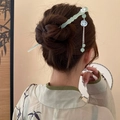 Épingle à cheveux fleur vert clair avec pompon perlé portée dans un chignon chic - 4# Épingle à cheveux-Vert (Gland de fleur blanche)