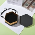 Elegante sechseckige Schmuckschachtel in Schwarz und Gold mit einem Seidenbandgriff - Außendurchmesser 11.5x10x4.2cm / Schwarz