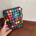 Borsa a tracolla bohémien fatta a mano con gusci di cocco colorati e dettagli floreali - Collana-Colorato-Fiore Blu