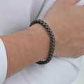 Dettaglio del bracciale a catena in acciaio inossidabile grigio scuro indossato da uomo - Argento antico