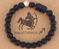 Mattschwarzes Agat-Armband mit Schütze-Sternzeichen auf illustrierter Karte - Matt Schwarz + Schütze + Roter Netzwerkstein