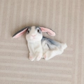Vista dall'alto di un guscio di peluche a forma di coniglio bianco e grigio in pelliccia - Guscio Coniglio Maculato Grigio Stile Accovacciato / Fodera non Imbottita