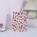 Sac cadeau chic en papier kraft à motif léopard rose avec poignées torsadées blanches - Léopard Rose