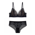 Ensemble de lingerie en dentelle noire avec soutien-gorge triangle et culotte assortie - S / Noir