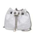 Weiße strukturierte Eimertasche mit Silberkette und Perlendetail im minimalistischen Stil - Weiß