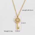 Dettaglio del ciondolo a chiave oro con intaglio a stella, diamanti e catena 45cm - Chiave Stellata