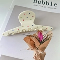 Molla per capelli in acetato bianco crema con strass colorati su un libro decorativo - Stile Appendiabiti - Bianco