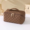 Beauty case marrone a scacchi in pelle PU con doppie cerniere dorate e manico - Marrone
