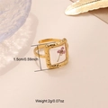 Detail eines quadratischen Goldrings mit lila Trockenblume und verstellbarem Band - Gold - Quadratisch Lila Trockenblume
