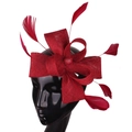 Elegante fascinator in lino rosso con piume su manichino per acconciatura da festa - Borgogna