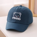 Dettaglio del cappellino da baseball blu per bambini con ricamo orso e scritta FRIEND - 52cm (2-5 Anni) / Blu