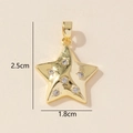 Dettaglio pendente a stella placcato oro con zirconi incastonati, misura 2,5 cm x 1,8 cm - C-Stella a sei pietre