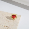 Anillo dorado minimalista con diseño de rayos de sol y un corazón rojo brillante central - Corazón Rojo
