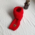 Gebreide kindersjaal in levendig rood met een schattige berenpatch op zachte wol - Rood