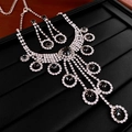Dettaglio set gioielli di lusso con strass e gemme nere su vassoio espositivo - Set Argento e Nero (Collana e Orecchini con Nappine a Cerchio)